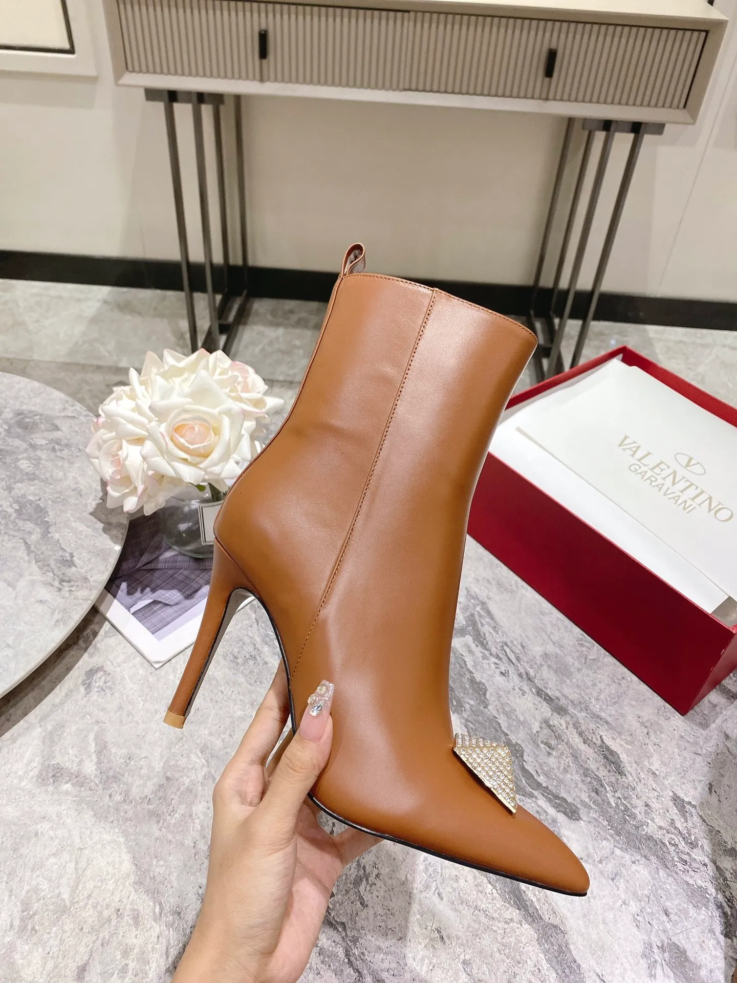 👟👟Ex-factory price 540👟👟 Genuine leather sole +40 [Valentino] Valentino autumn and winter fashion women's boots: comfortable and versatile, making your legs look longer! Fabric: Imported first-layer cowhide ⚡With inner zipper version ⚡The lining and feet are all high-end sheepskin! Outsole: There are two options: non-slip and wear-resistant rubber outsole and Italian leather outsole ~ equipped with Warren's [Pyramid] special buckle that will not rust. Number of yards: 35−41 (customized for sizes 34-42): rubber sole, - genuine leather sole +40